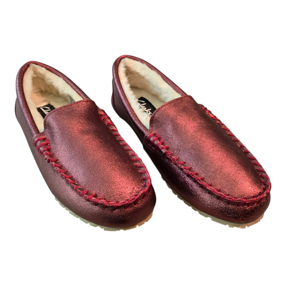 Clarks Moccasins Slippers Womens 5M Red Ruby Metallic Faux Fur Slip On Cozycore - Picture 1 of 13